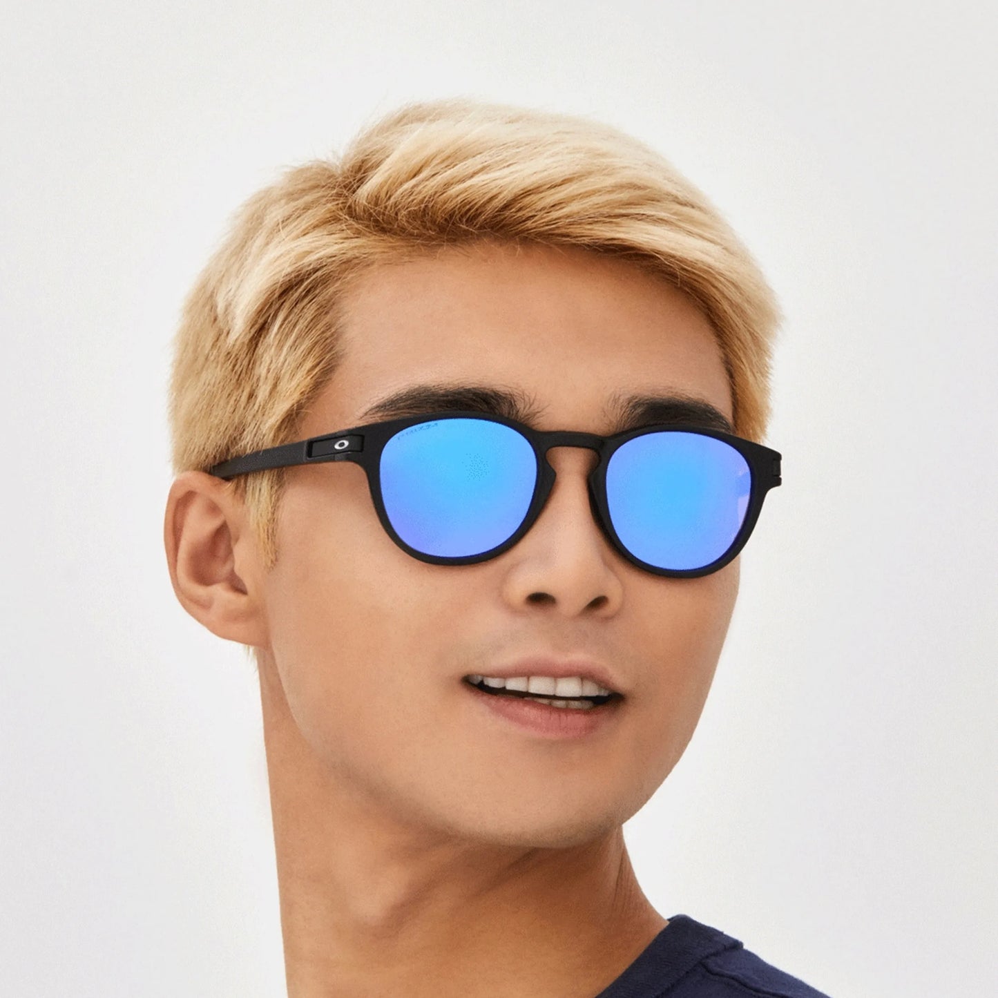 Occhiali da sole Oakley Latch OO9265 926555 Nero Opaco rotondi