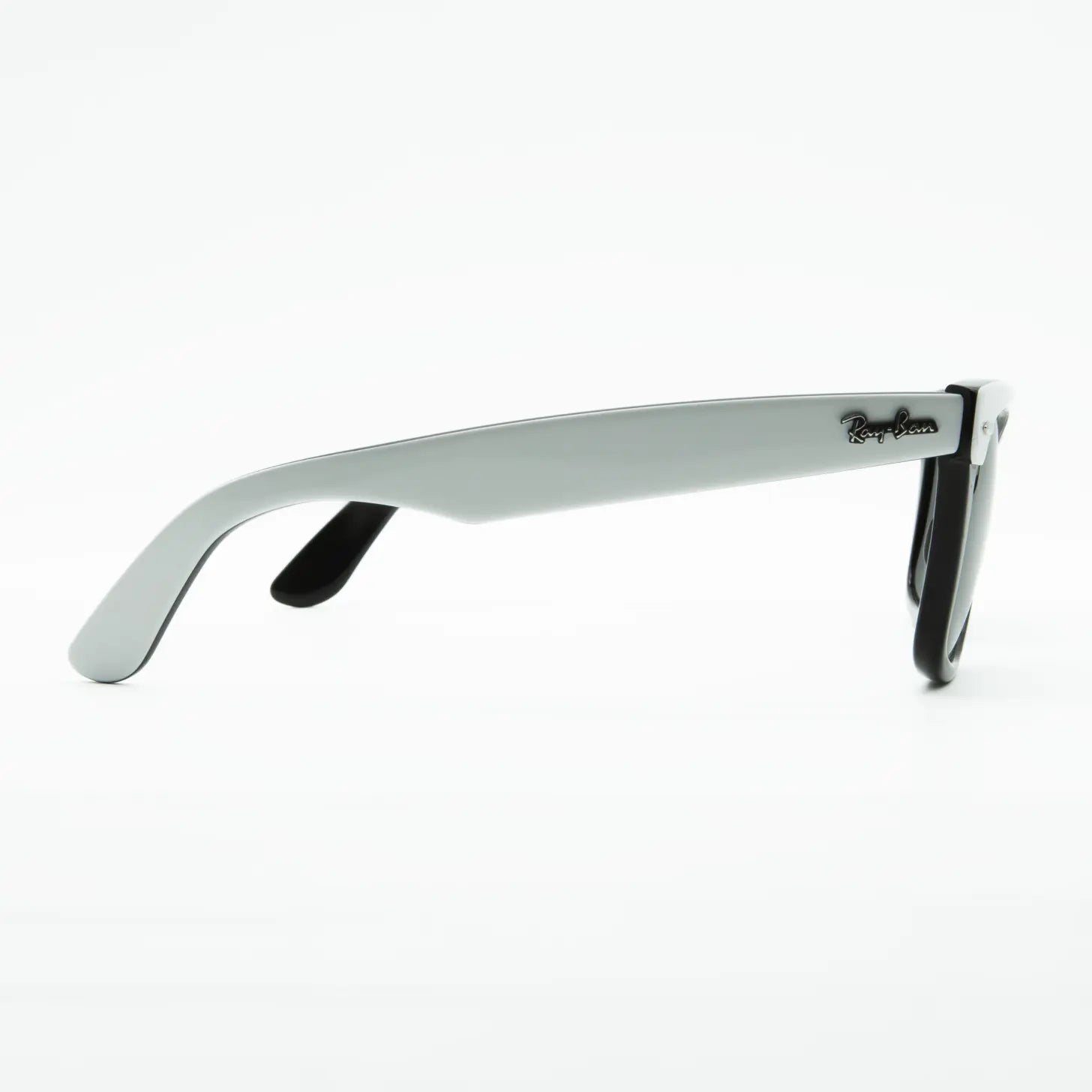 Occhiale da sole Ray-Ban Wayfarer Street Neat RB2240 1444/31 Bianco/Nero-dettagli